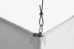 Driehoekige hangende banner Trifloat als plafond banner boven een informatiepunt op een beurs van Eventshop.