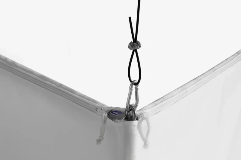 Driehoekige hangende banner Trifloat als plafond banner boven een informatiepunt op een beurs van Eventshop.