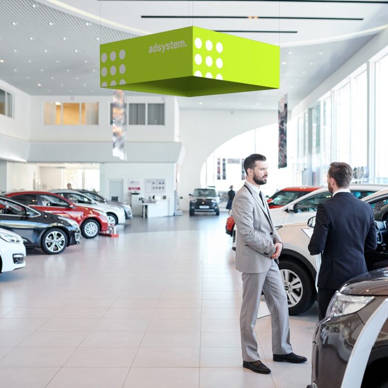 Vierkante hangende banner Quadfloat als plafond banner boven een beursstand van Eventshop.