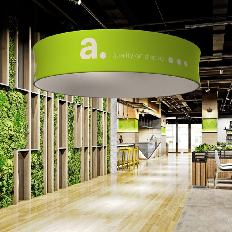 Ronde hangende banner Ringfloat als plafond banner boven een beursstand van Eventshop.