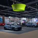 Kegelvormige hangende banner Trapfloat als plafond banner boven een beursstand van Eventshop.