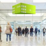 Driehoekige hangende banner Trifloat als plafond banner boven een informatiepunt op een beurs van Eventshop.