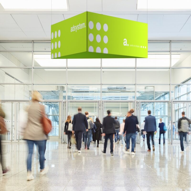 Driehoekige hangende banner Trifloat als plafond banner boven een informatiepunt op een beurs van Eventshop.