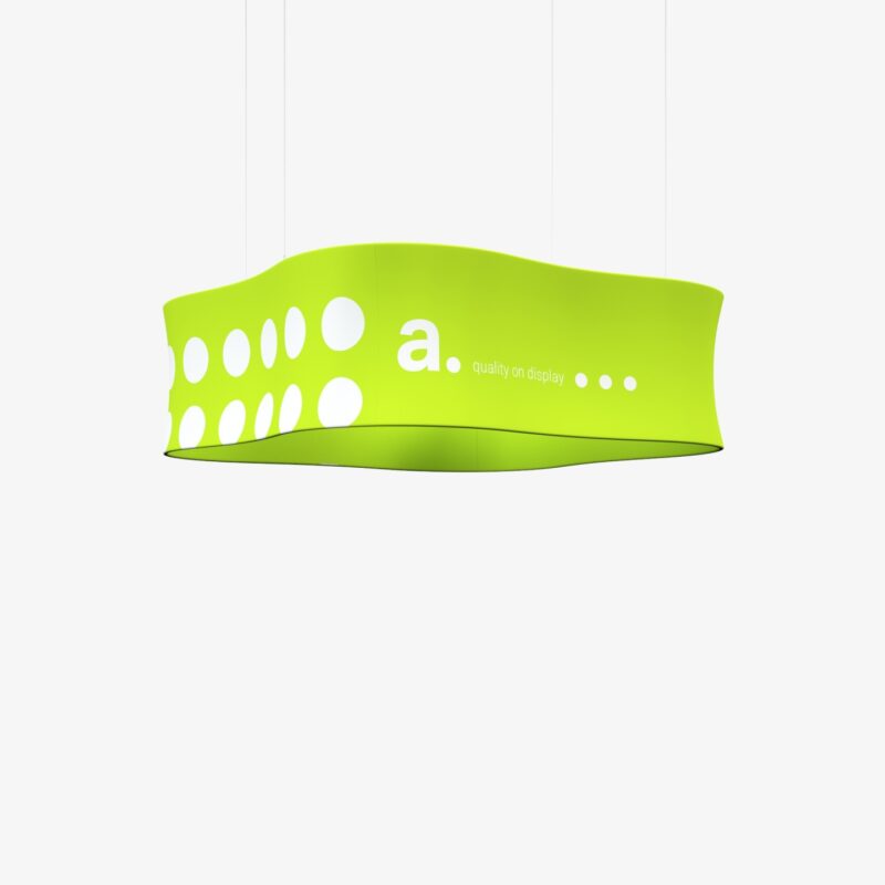 Klavervormige hangende banner Clover Maxi als plafond banner boven een beursstand van Eventshop.