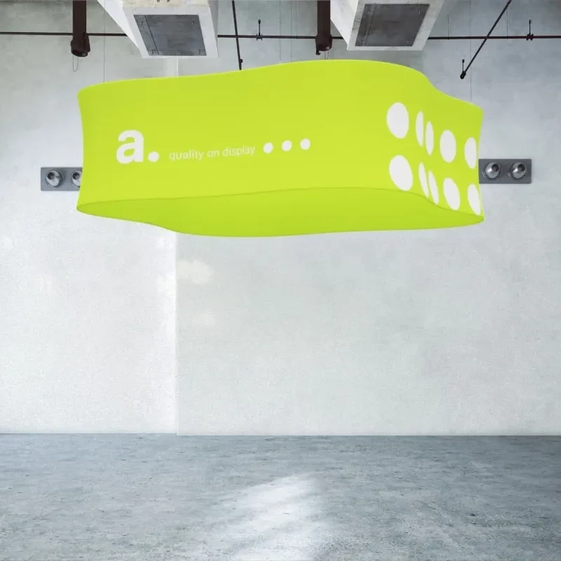Klavervormige hangende banner Clover Maxi als plafond banner boven een beursstand van Eventshop.