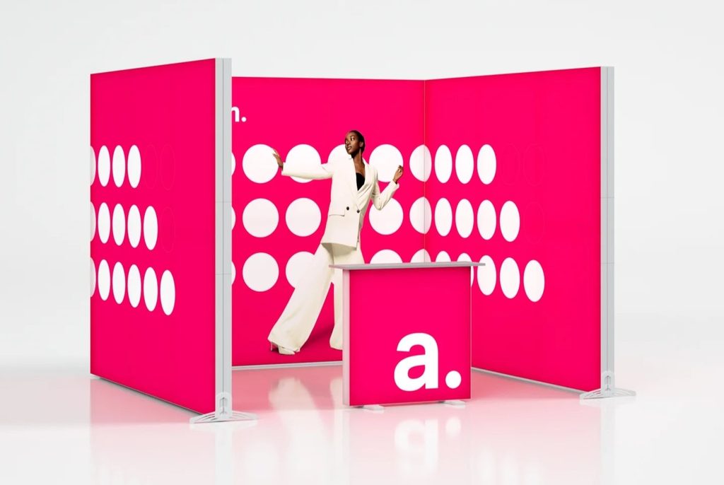 Modulaire beursstand van 3x3 meter Smart U met drie verlichte LED frames in U-opstelling